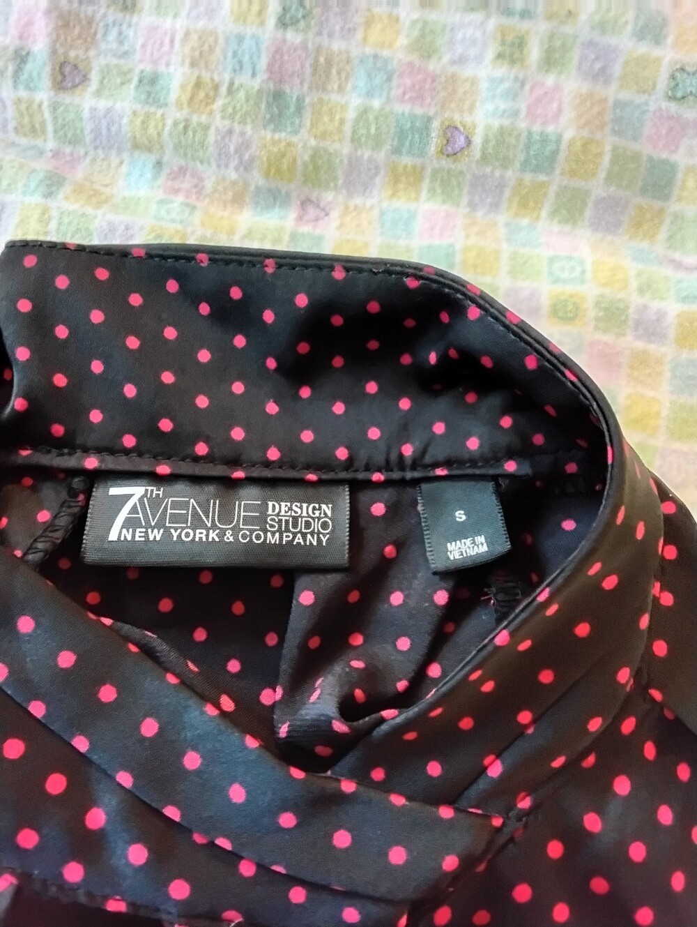 7th Avenue NY&C Polka‑Dot Keyhole Blouse Satin Shine Black to Red Ombre - Picture 3 of 7